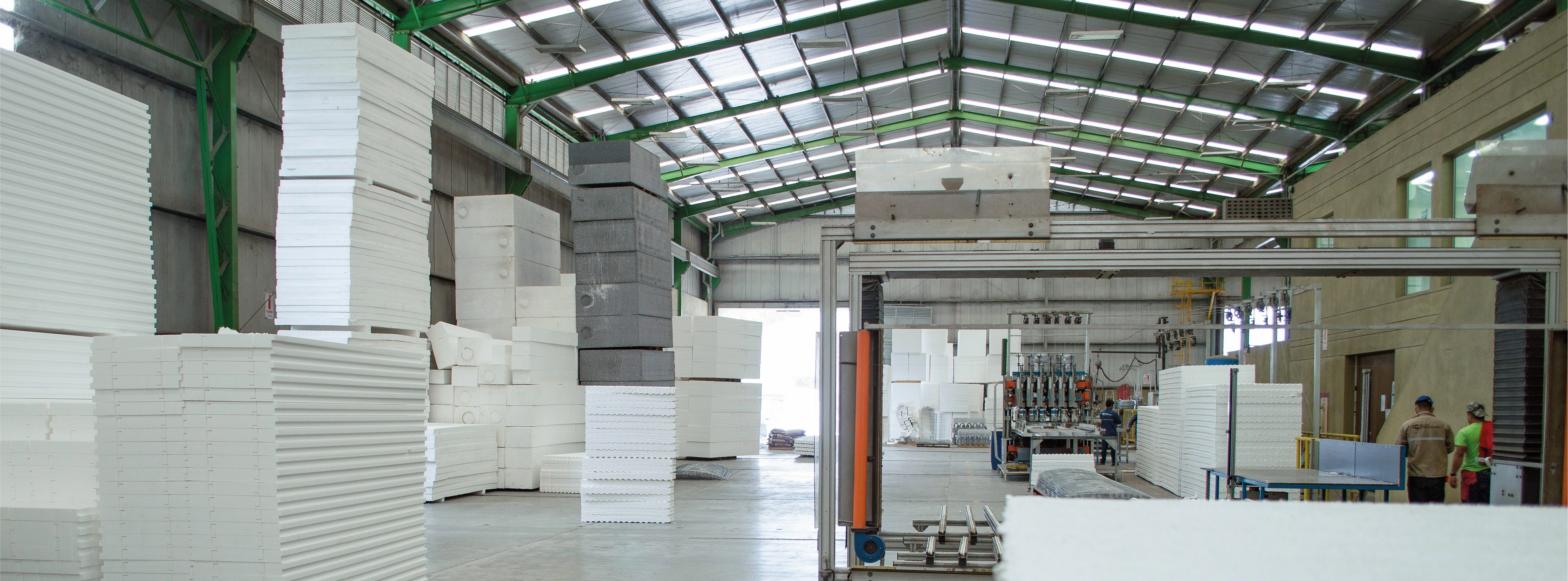 Planta Durapanel con paneles y maquinaria mostrando capacidad de producción.